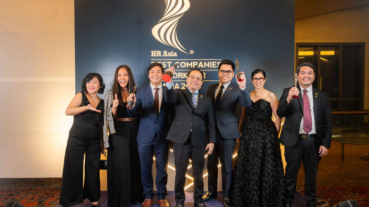 新港世界 总裁兼首席执行官尼洛·萨德尤斯·罗德里格斯(中)庆祝公司荣获《HR Asia》“亚洲最佳雇主”称号 - 菲律宾2026年度“最佳工作场所”奖项,一同庆祝的还有(从左至右):人才发展高级经理玛丽莎·阿蒂恩萨、市场营销高级副总裁米歇尔·苏亚雷斯、文化与员工参与助理总监卡尔·卢曼兰、人力资源副总裁阿尔·福马莱霍、人才服务总监凯瑟琳·巴雷特以及人才战略总监罗兰多·祖比里二世。