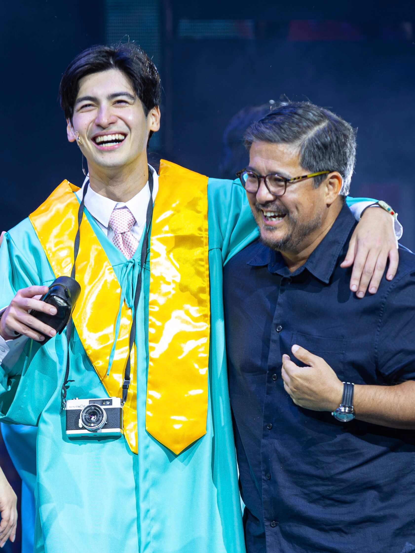 与安德烈斯·穆拉赫合影，他是音乐剧《Bagets》的新任阿迪。