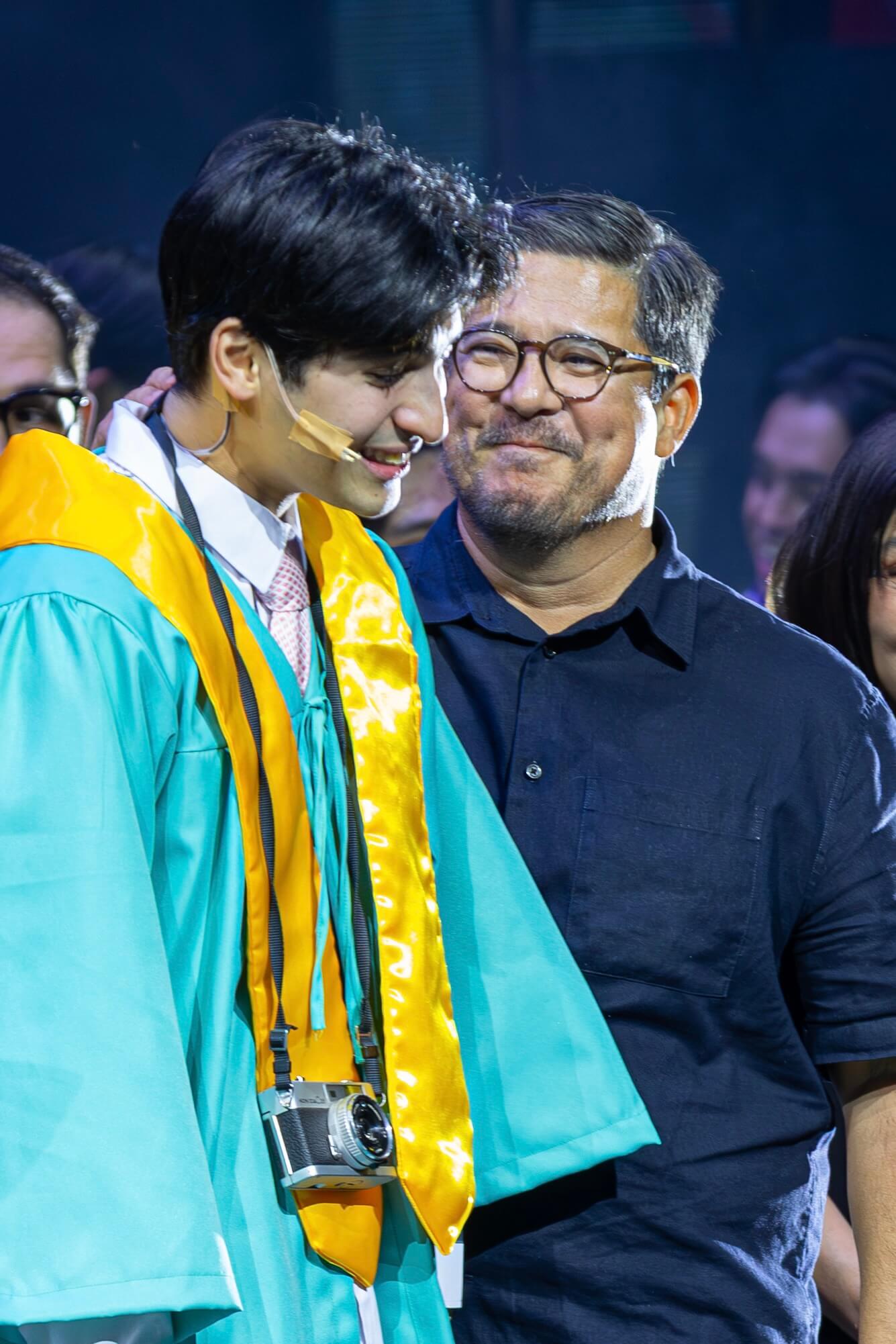 与安德烈斯·穆拉赫合影，他是音乐剧《Bagets》的新任阿迪。