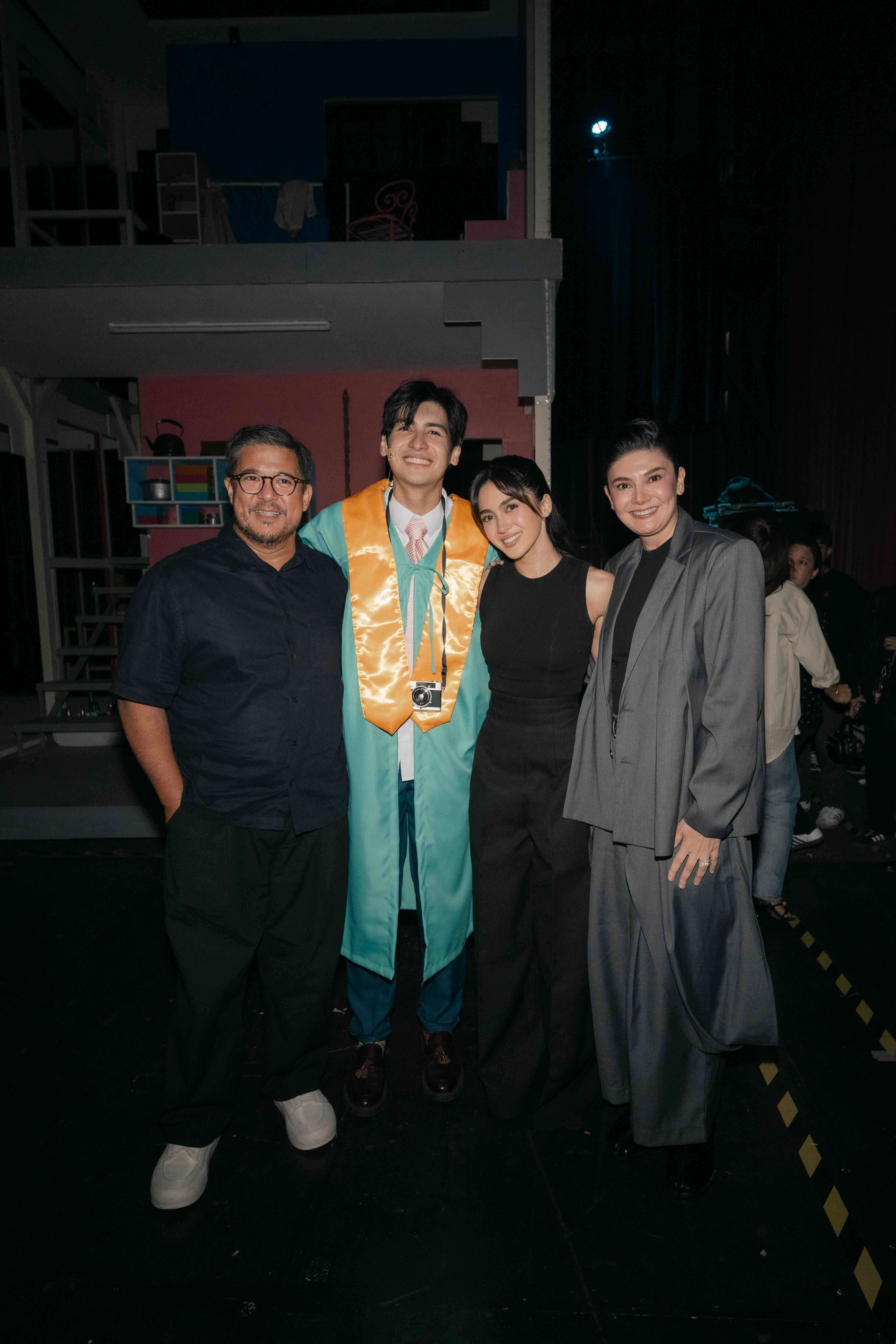 全力支持阿迪。穆拉赫家族观看了《Bagets音乐剧》在新港世界首映。