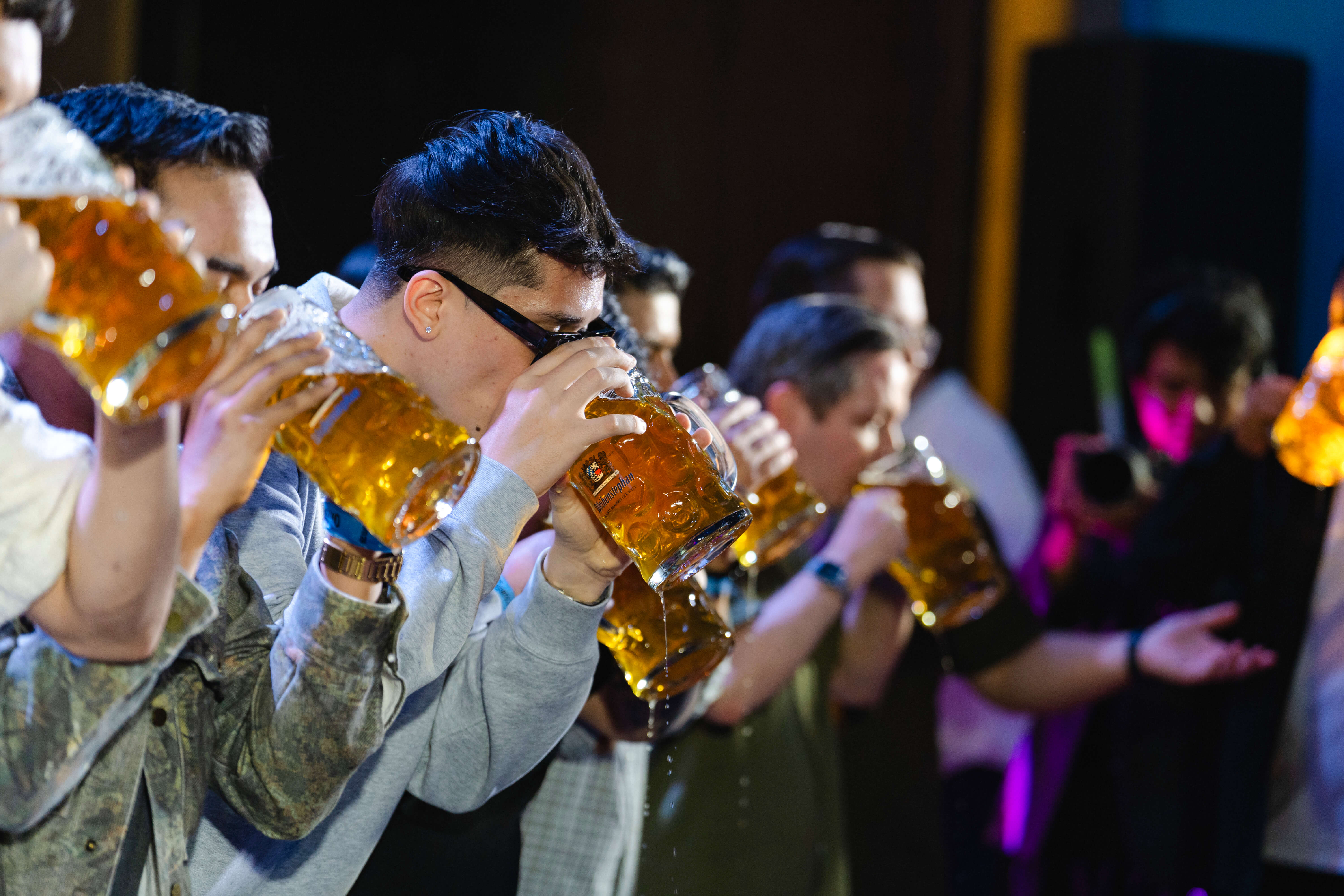 宾客们参加啤酒速饮比赛,为慕尼黑啤酒节增添了热烈的欢乐气氛,新港世界