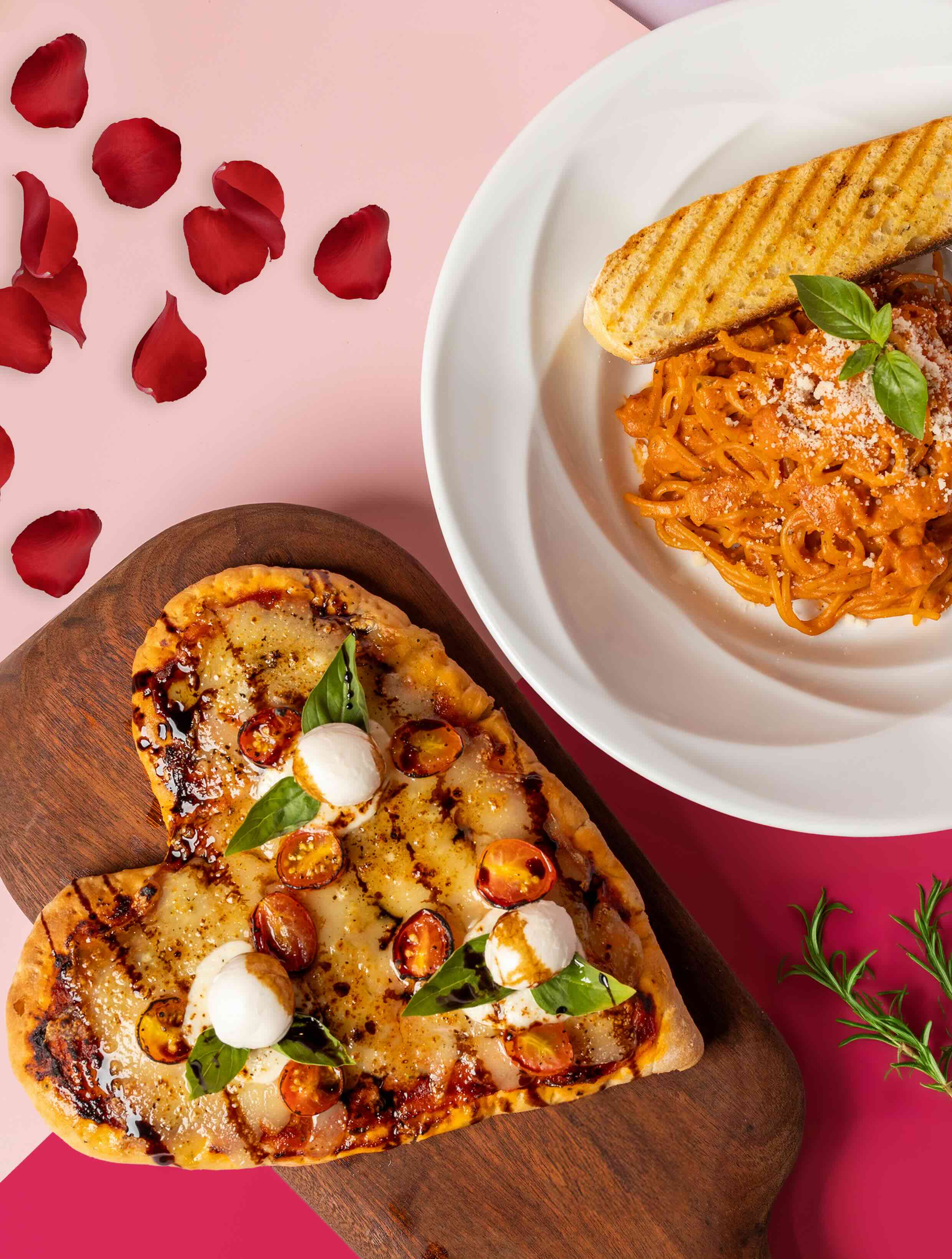 丽思道 （新港世界）的卡普雷塞扁面包与粉红松露卡邦尼意面