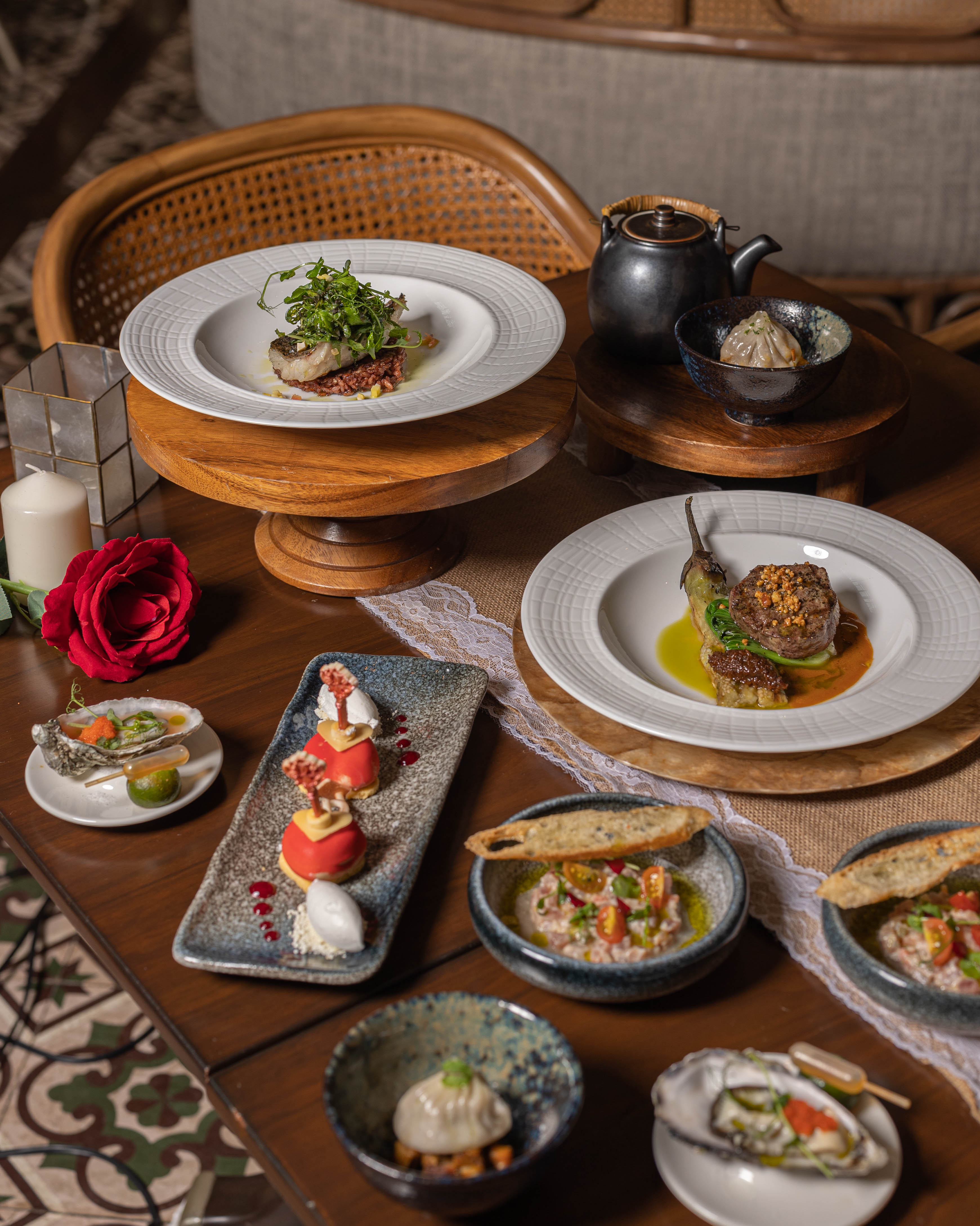 宾客可选择两个时段就餐：首场为下午5:30至7:30，次场为晚上8:30至10:30。整个夜晚，轻柔的音乐贯穿始终，与美食相得益彰，营造出风味、节奏与情谊共同塑造夜晚体验的独特氛围。