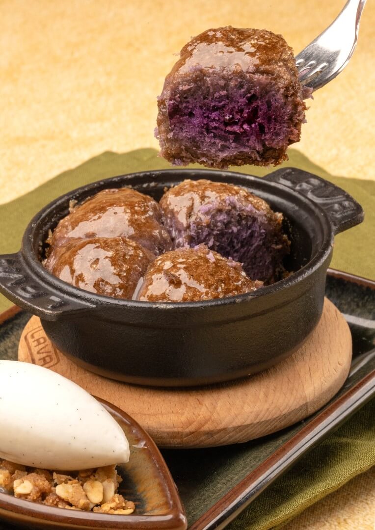 亚洲料理(新港世界)的紫色天鹅绒微醺蛋糕