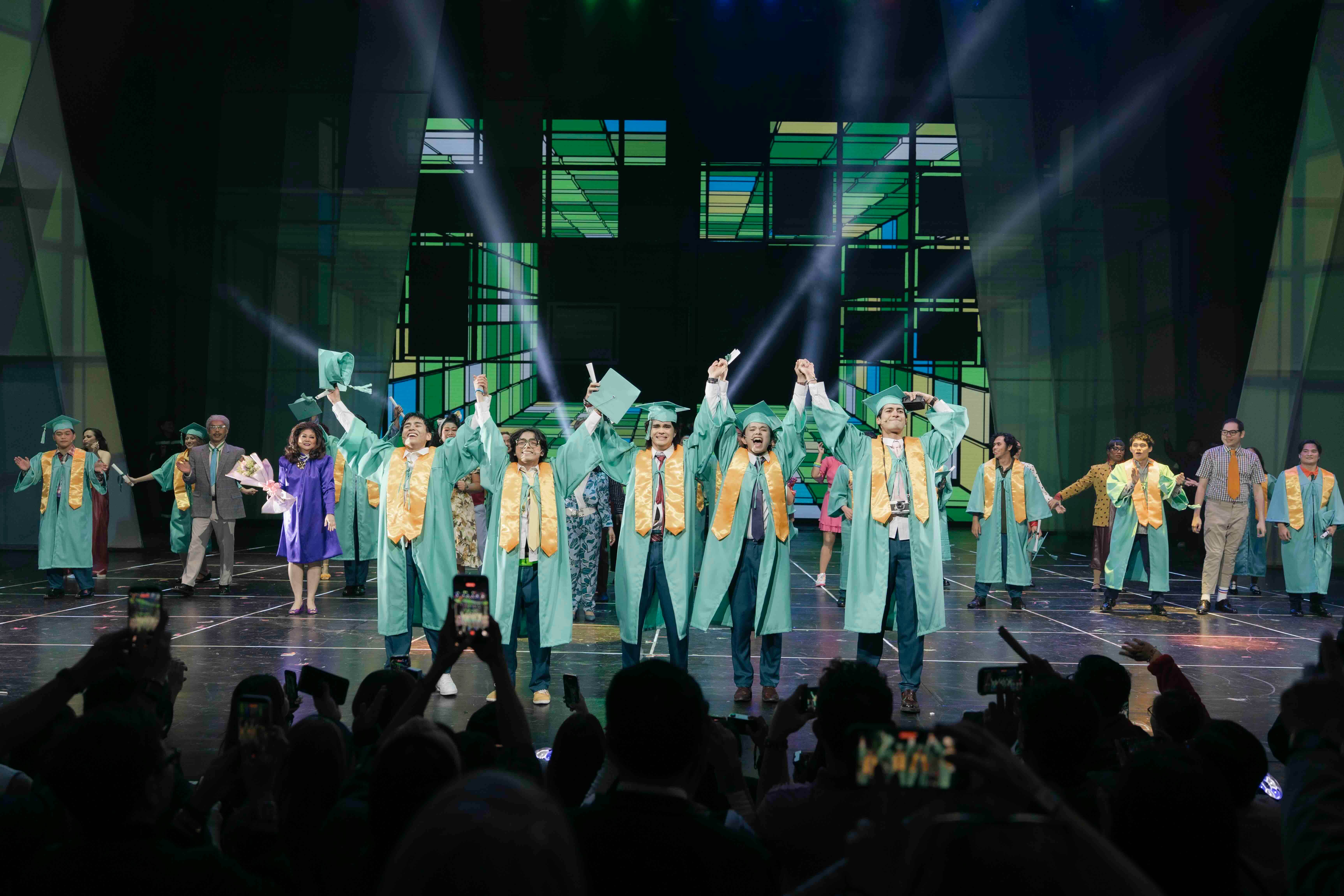 从左至右：萨姆·肖夫饰演托皮，小诺埃尔·科米亚饰演吉尔伯特，米洛·克鲁兹饰演通通，伊桑·大卫饰演阿内尔，安德烈斯·穆拉赫饰演阿迪，于音乐剧《巴盖茨》首演之夜。