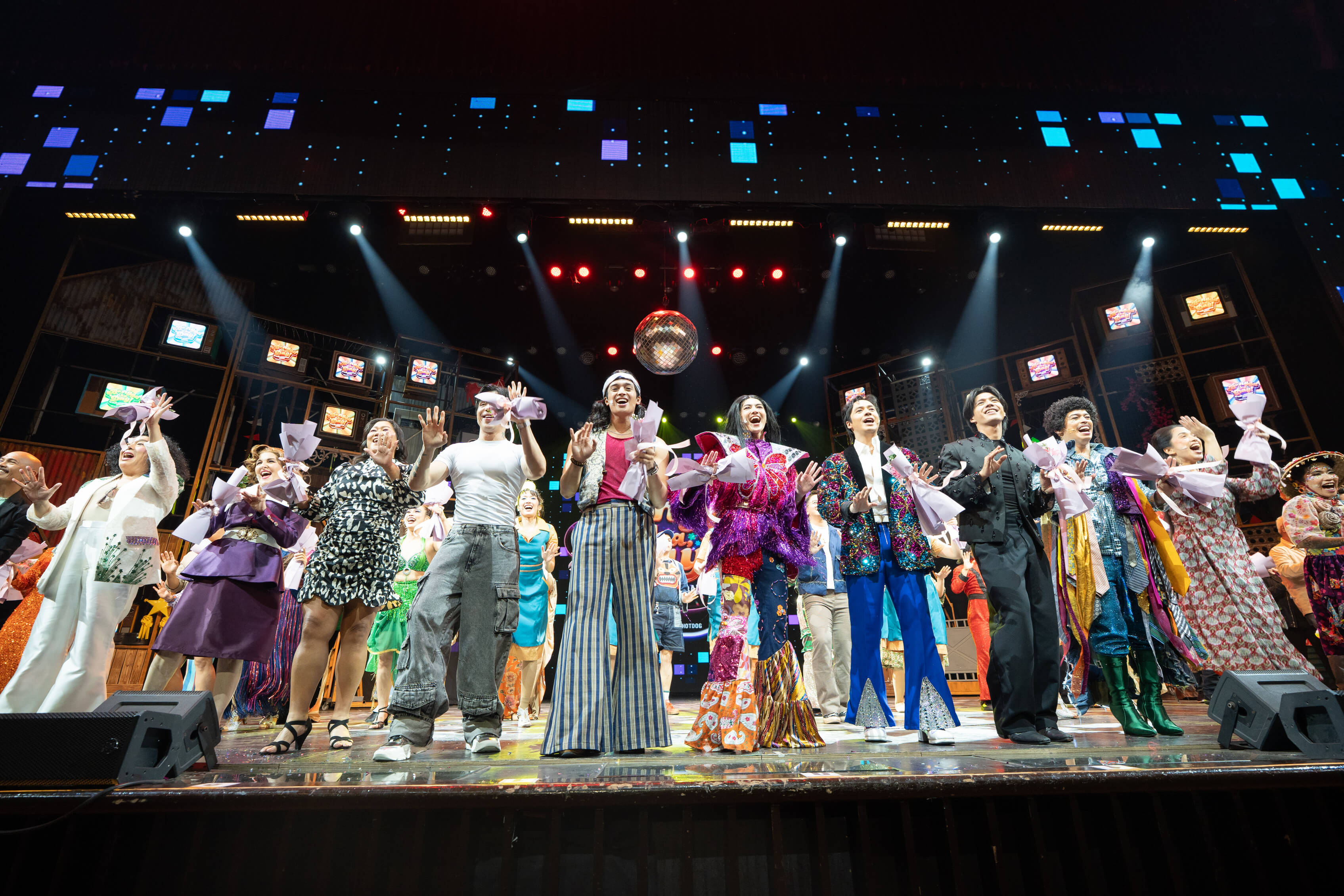 音乐剧《Bongga Ka, ’Day!: The Annie Batungbakal Musical》的演员们在新港综艺剧场 剧院首演当晚的谢幕仪式上。