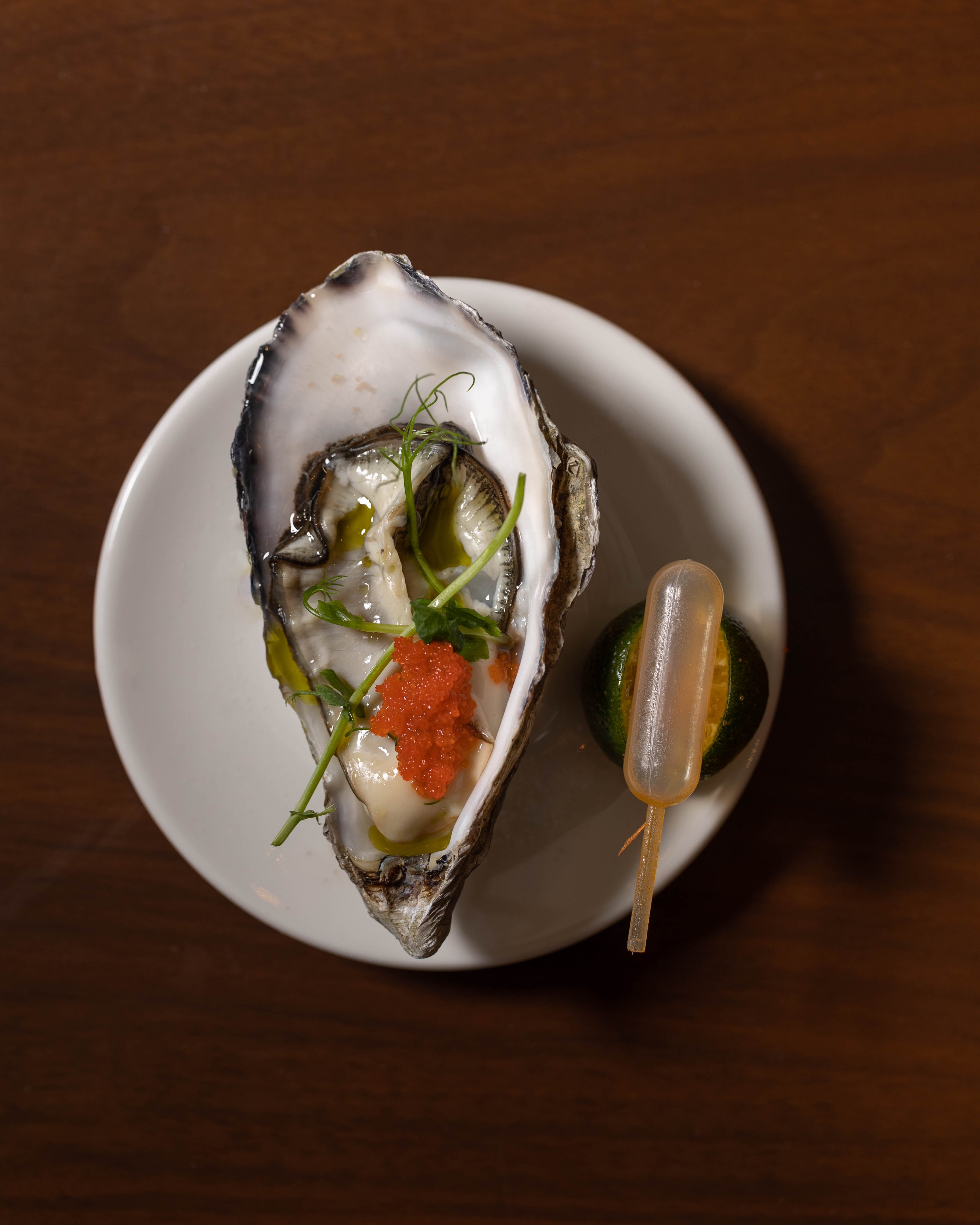 初遇旅程始于"Unang Pagkikita"——这道名为"Malamig na Sabaw at Talaba"的开胃菜，以冰镇牡蛎佐酸汤呈现。咸鲜与温和的酸度在克制中交融，恰似初次相遇的悸动，当第一印象逐渐成形时，好奇心仍在空气中萦绕。