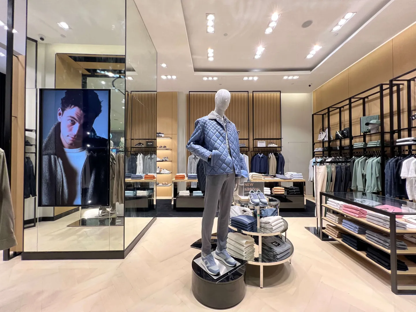 新港世界，万象更新