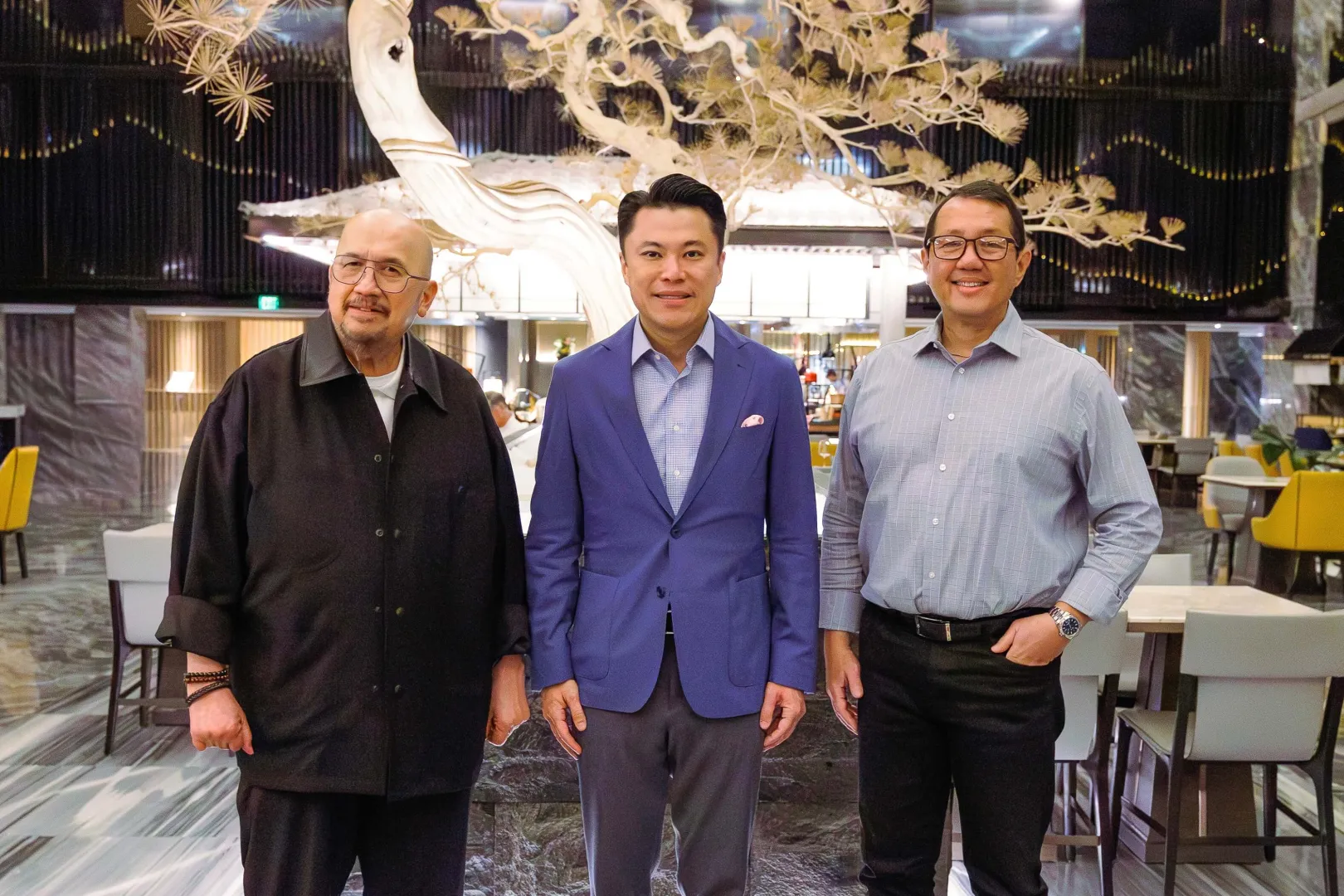 菲律宾娱乐界的三家领军企业新港世界、VIVA Communications Inc. 和《菲律宾星报》——再度联手，共同打造音乐剧《Bongga Ka, ’Day!: The Annie Batungbakal Musical》。 此次合作的核心人物包括新港世界 主席凯文·L·谭（中）、VIVA通信公司创始人兼董事会主席小维森特·“老板维克”·德尔·罗萨里奥（左），以及《菲律宾星报》总裁兼首席执行官米格尔·G·贝尔蒙特（右）。
